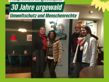Mitglieder der Kreistagsfraktion Warendorf von Bündnis 90/Die Grünen stehen im Foyer des Warendorfer Kinos Scala vor einem Banner von urgewald