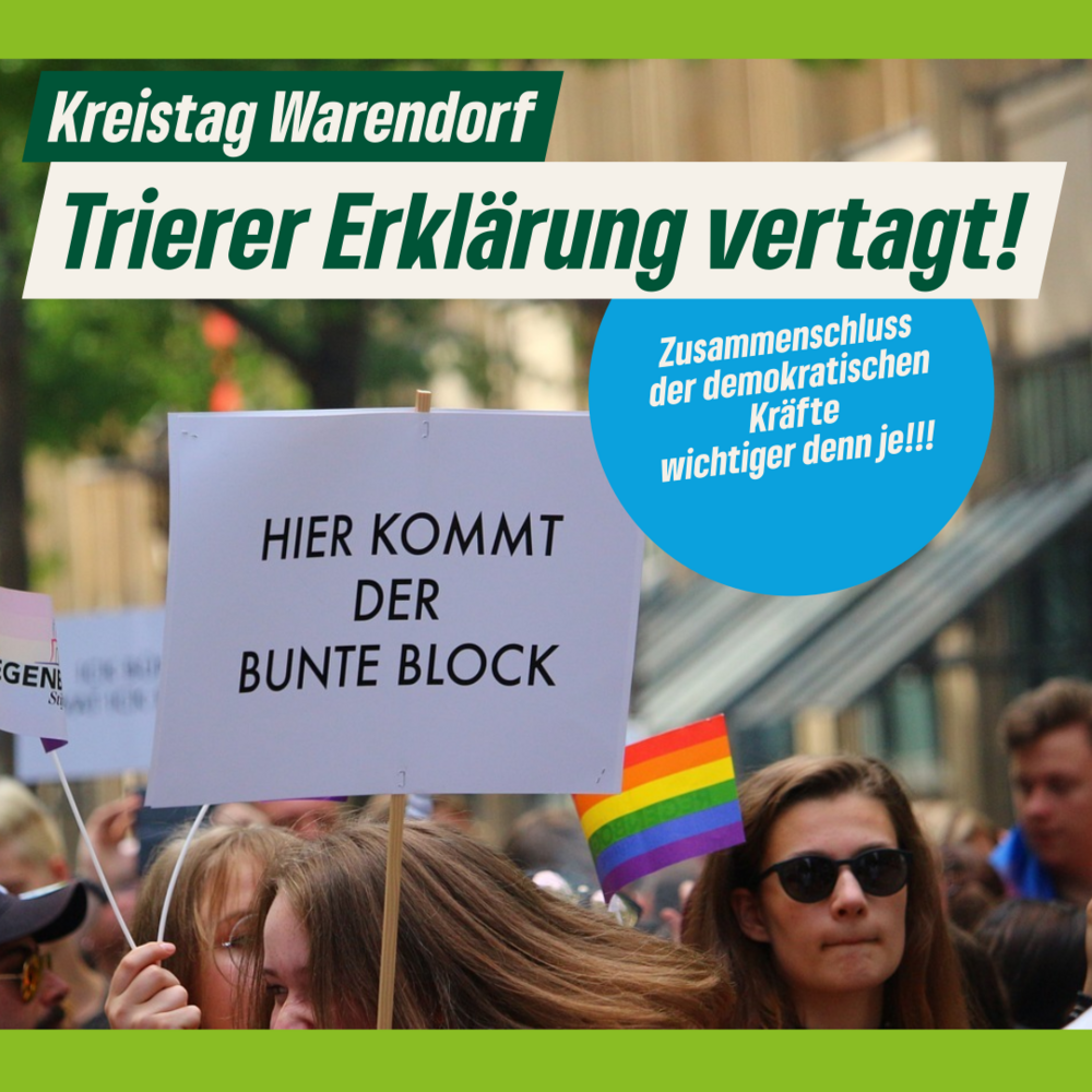 Demonstrierende Menschen, freundlich aussehend, mit Regenbogenfahnen und Plakaten